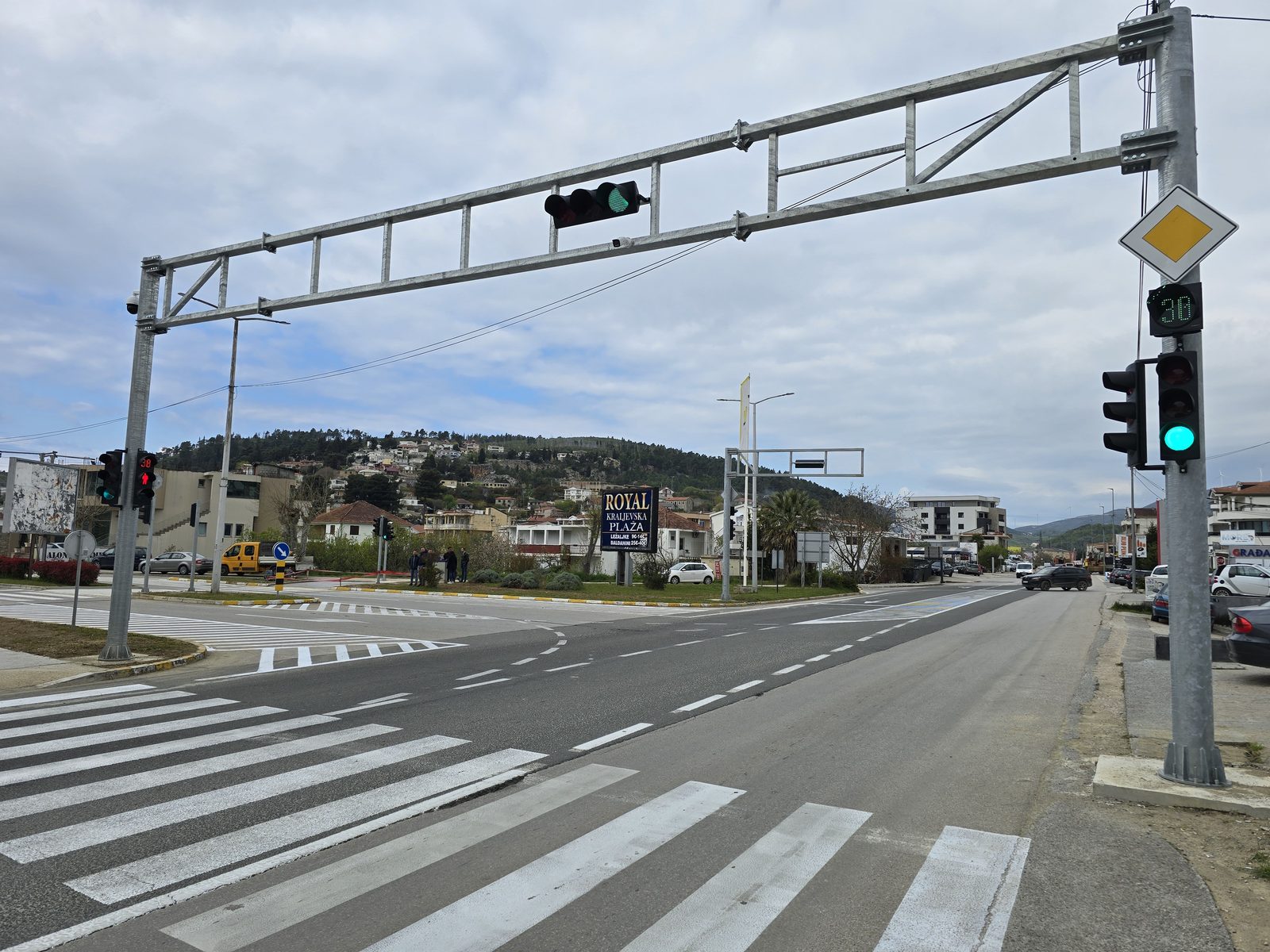 Signal gantry over a multi-lane approach