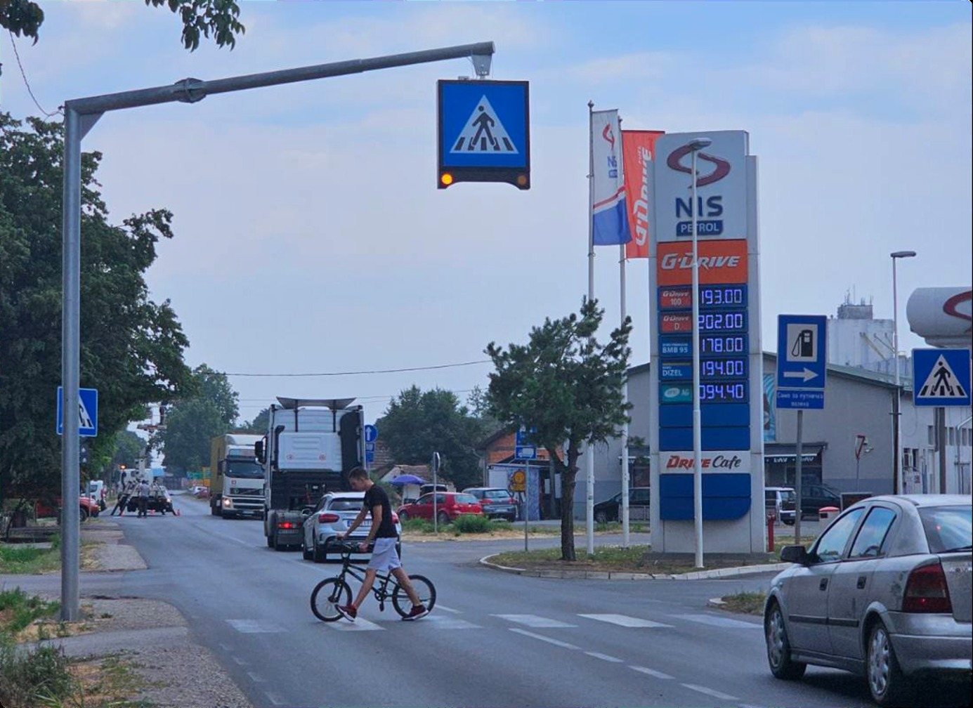Smart pedestrian crossing with a cyclist approaching